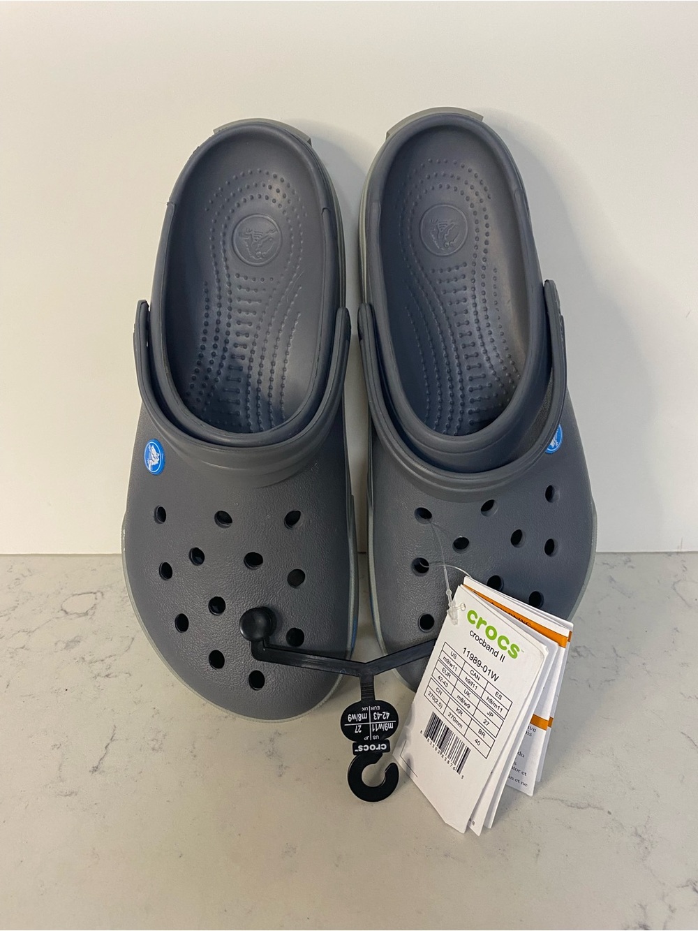 CROCS Men Classic Clogs in Charcoal Gray
